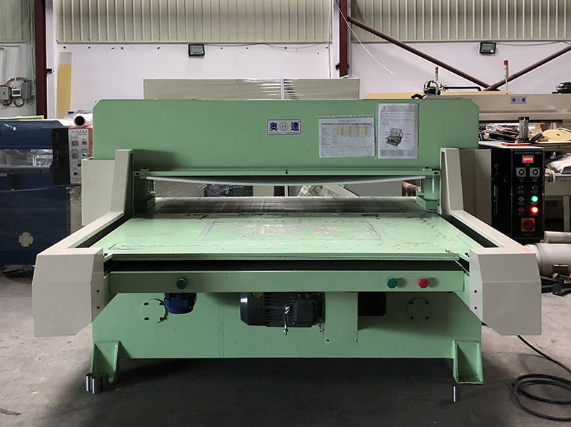 單(dan)（雙）邊自動(dòng)送料裁斷(duàn)機